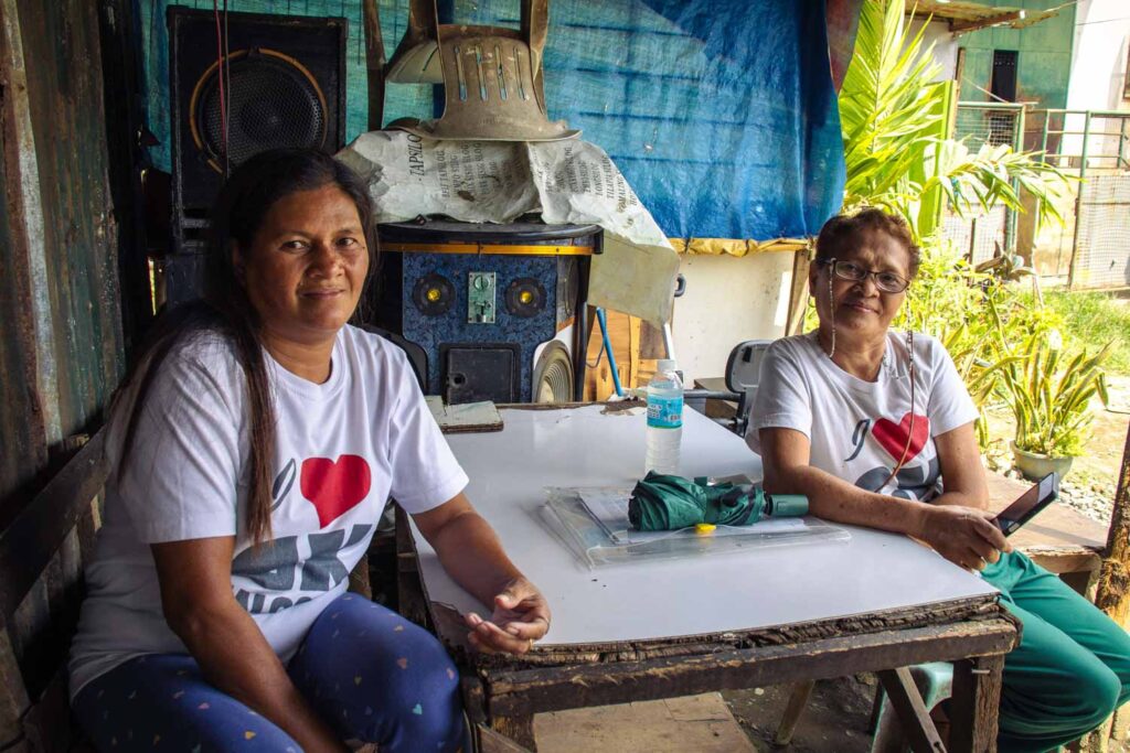 Dalawang miyembro ng Gawad Kalinga, si Daisy at Lorna habang nagbibigay ng kanilang kuwento sa panayam.