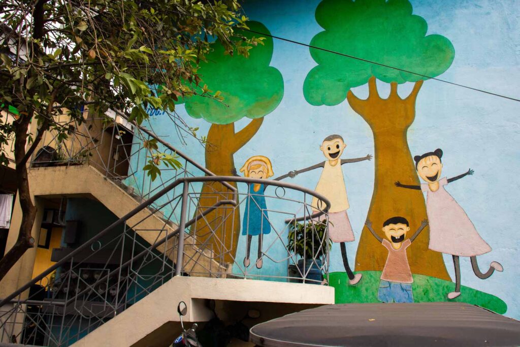 Mural ng mga pamilya at bata sa isang gusali ng Gawad Kalinga.